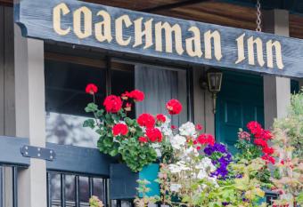 Coachman Inn Oak Harbor has rooms with a private hot tub