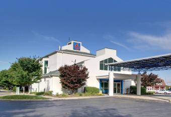 Motel 6 Springfield Il allows 18 year olds to book a room