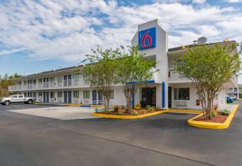 Motel 6 Ft Pierce allows 18 year olds to book a room