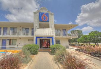 Motel 6 San Antonio - Fiesta has Smoking rooms