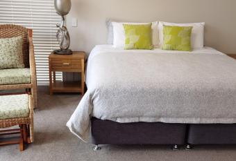 Road Sun Tourist Lodge allows 18 year olds to book a room