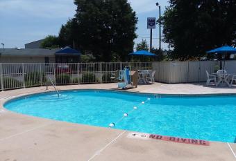 Knights Inn Burlington Nc has Smoking rooms