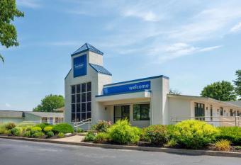 Travelodge by Wyndham Essington / Philadelphia Airport allows 18 year olds to book a room