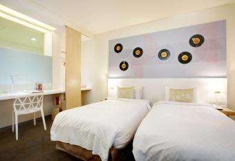 Dandy Hotel - Tianjin Branch has Balcony rooms