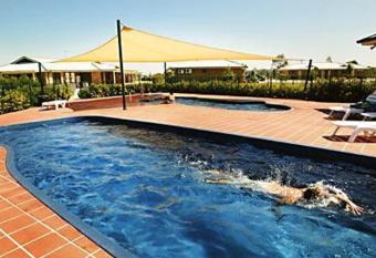 Potters Apartments has rooms with a private hot tub