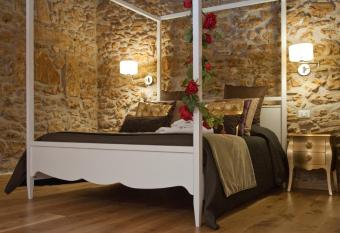 Borgo degli Angeli has rooms with a private hot tub