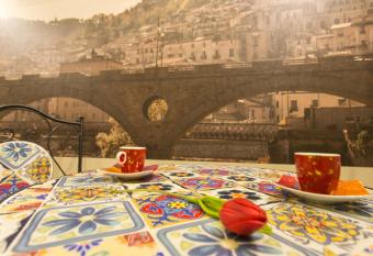 Le Affacciate Bruzie Home Guest House has Balcony rooms