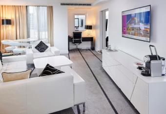 Crowne Plaza Manchester City Centre, an IHG Hotel allows 18 year olds to book a room