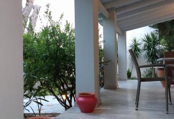 Theros & Trygos Boutique Houses - ATH Airport allows 18 year olds to book a room