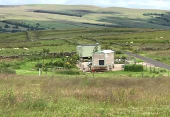 Lizzie off grid Shepherds Hut The Buteland Stop has Balcony rooms