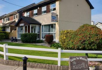 Farnham House has Balcony rooms