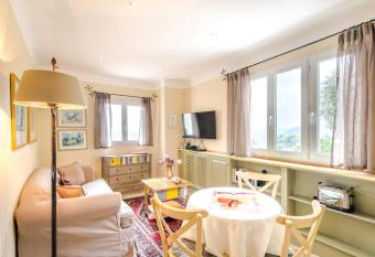 Orangerie St Paul allows 18 year olds to book a room