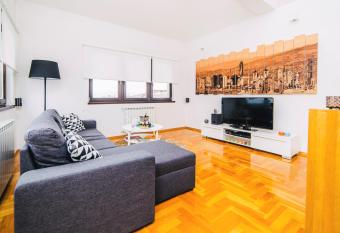 LUXURY 3 story House- BEST VIEW allows 18 year olds to book a room