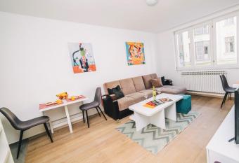 Modern 2BDR apartment-CATHEDRAL VIEW-BEST LOCATION allows 18 year olds to book a room