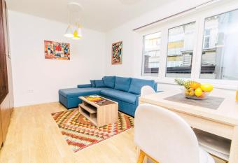 Modern apartment in the city center- BEST LOCATION allows 18 year olds to book a room