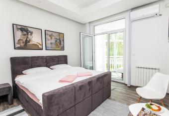 Modern Apartment in the Heart of the City Center! allows 18 year olds to book a room