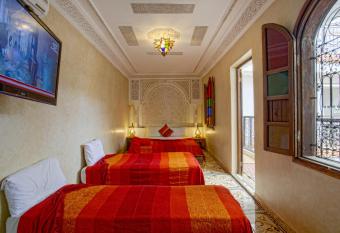 Riad Lakhdar has rooms with a private hot tub