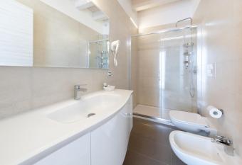 Hotel Garni  Serena has rooms with a private hot tub