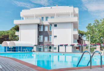 Hotel Nadir has Balcony rooms