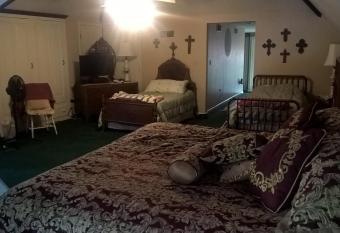 Innisfree Bed and Breakfast has rooms with a private hot tub