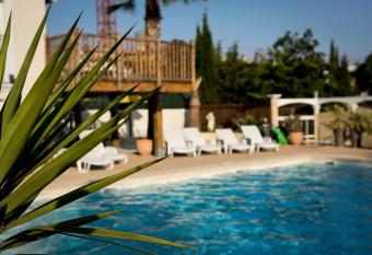 Camping les Acacias allows 18 year olds to book a room