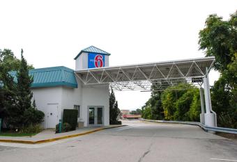 Motel 6 Warwick Ri o Providence Airport o Io95 has Smoking rooms
