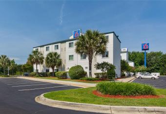 Motel 6oColumbia allows 18 year olds to book a room