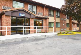 Motel 6 Syracuse has Smoking rooms