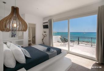 Manios Suites has rooms with a private hot tub