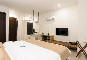 Hotel Lincoln has rooms with a private hot tub