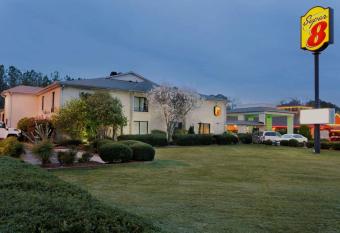 Super 8 by Wyndham Lancaster has Smoking rooms