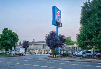 Motel 6 Salem has Smoking rooms
