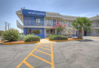 Motel 6-San Antonio, Tx - Fort Sam Houston allows 18 year olds to book a room