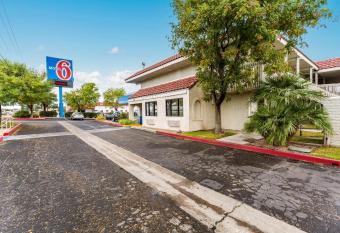 Motel 6-Kingman, Az - Route 66 East allows 18 year olds to book a room
