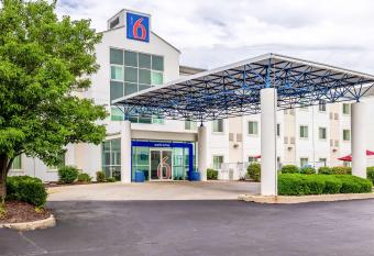 Motel 6 St Louis East - Caseyville, IL allows 18 year olds to book a room