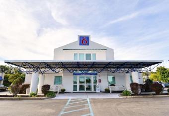 Motel 6-Tewksbury, Ma - Boston allows 18 year olds to book a room