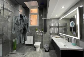 Hostel Rooms has rooms with a private hot tub