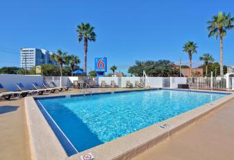 Motel 6 Destin Fl allows 18 year olds to book a room