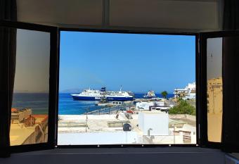 Cozy Centrale has Balcony rooms