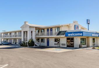 Motel 6 Richland Kennewick allows 18 year olds to book a room
