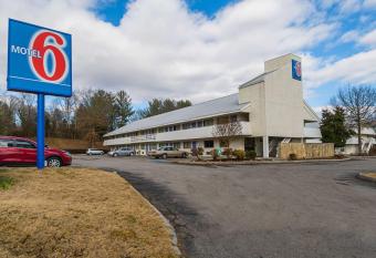 Motel 6-Knoxville, TN - North allows 18 year olds to book a room