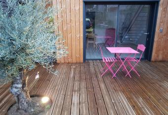 Angers Green Lodge has Balcony rooms