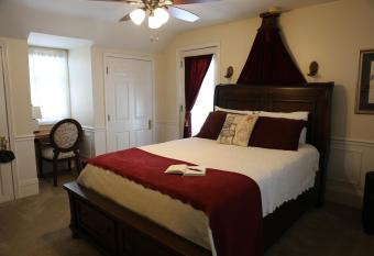 Martha's Vineyard B & B has Balcony rooms