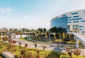 LOTTE City Hotel Gimpo Airport allows 18 year olds to book a room