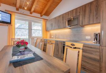 Gruber s G  stehaus has Balcony rooms