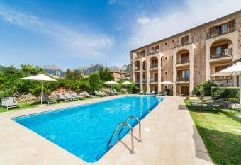 Hotel Ca l Bisbe has Balcony rooms