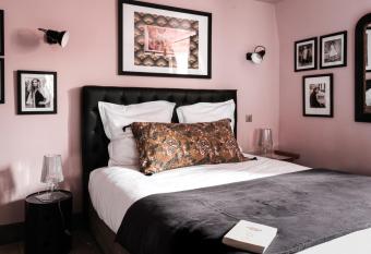 La Femme d    C  t   allows 18 year olds to book a room