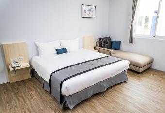 Youngs Hotspring Hotel has rooms with a private hot tub