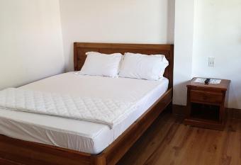 Phu   Vy Bungalow Phu   Qu    c has rooms with a private hot tub