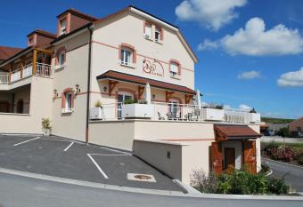 Pr   en Bulles has Balcony rooms